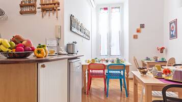 Refrigerador y artículos de limpieza