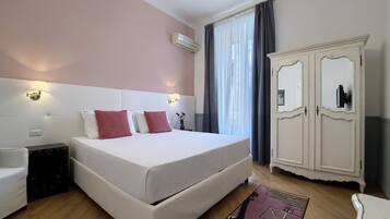 Caja de seguridad en la habitación y espacio para trabajar con laptop