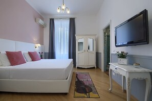 Hypo-allergenic bedding, down duvets, memory-foam beds, in-room safe - Gli Artisti (Rome)