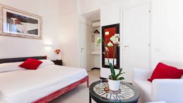 Caja de seguridad en la habitación y espacio para trabajar con laptop