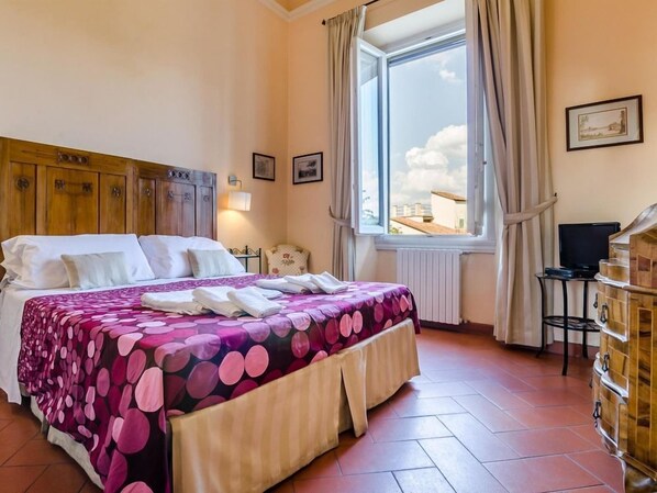 Egyptian cotton sheets, premium bedding, down duvets, minibar - Sangaggio House B&B (Florence)
