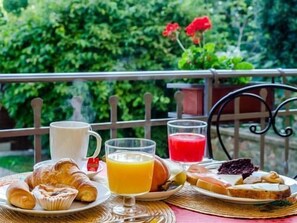 Café da manhã com buffet todos os dias mediante uma taxa