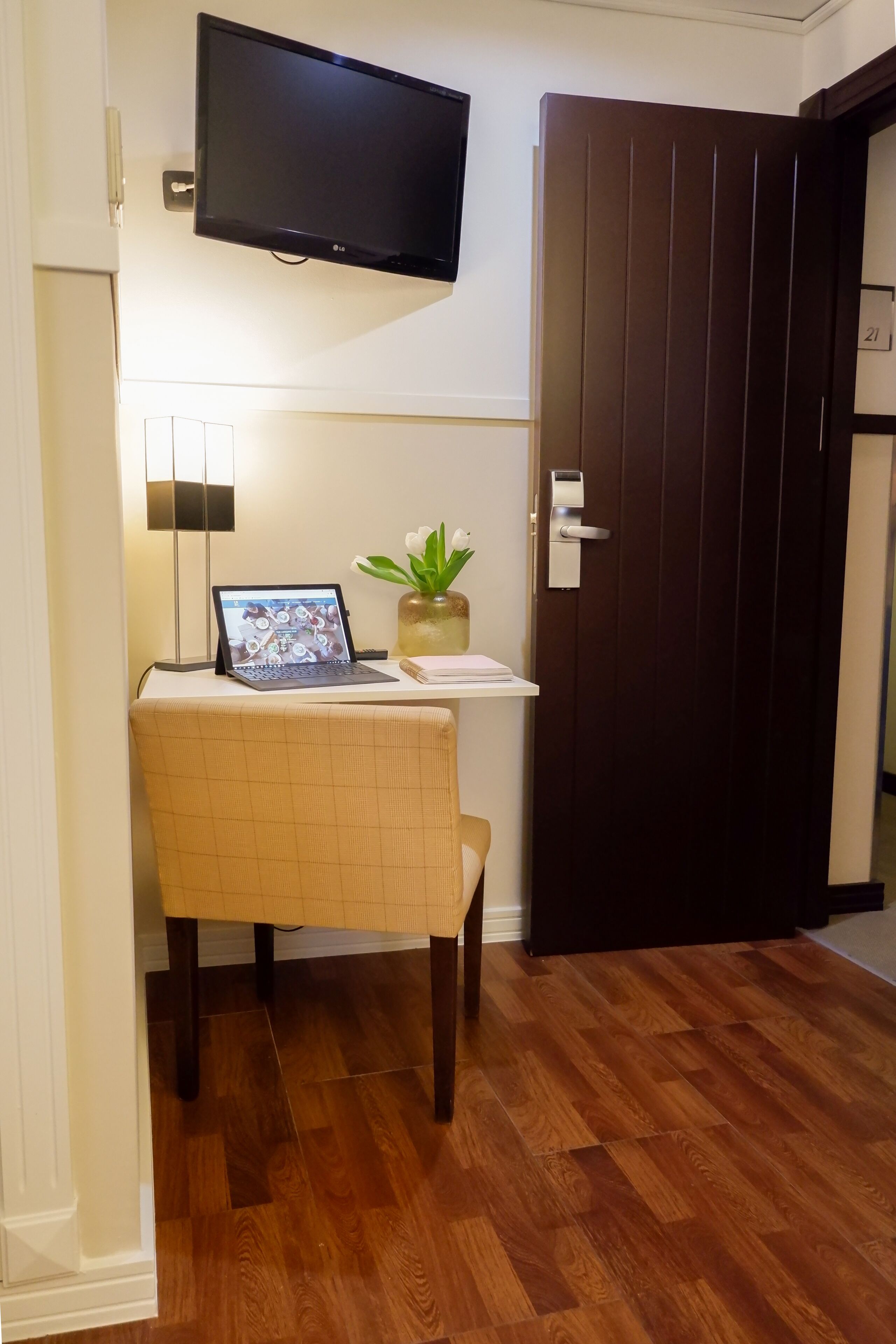 single room | 1 bedroom, minibar, in-room safe, desk