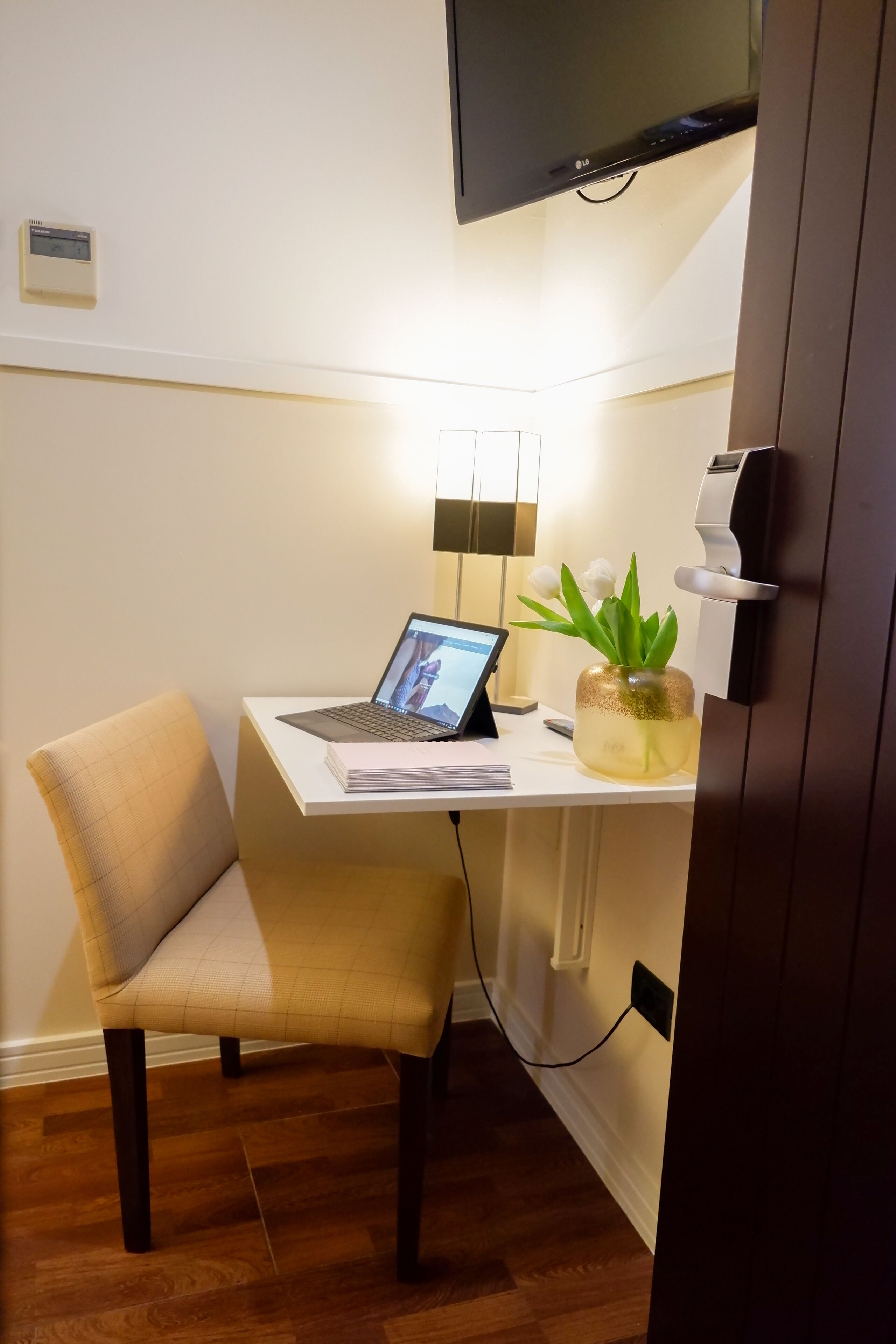 single room | 1 bedroom, minibar, in-room safe, desk