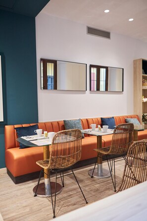 Breakfast area - U-Sense Sevilla Centro (Seville)