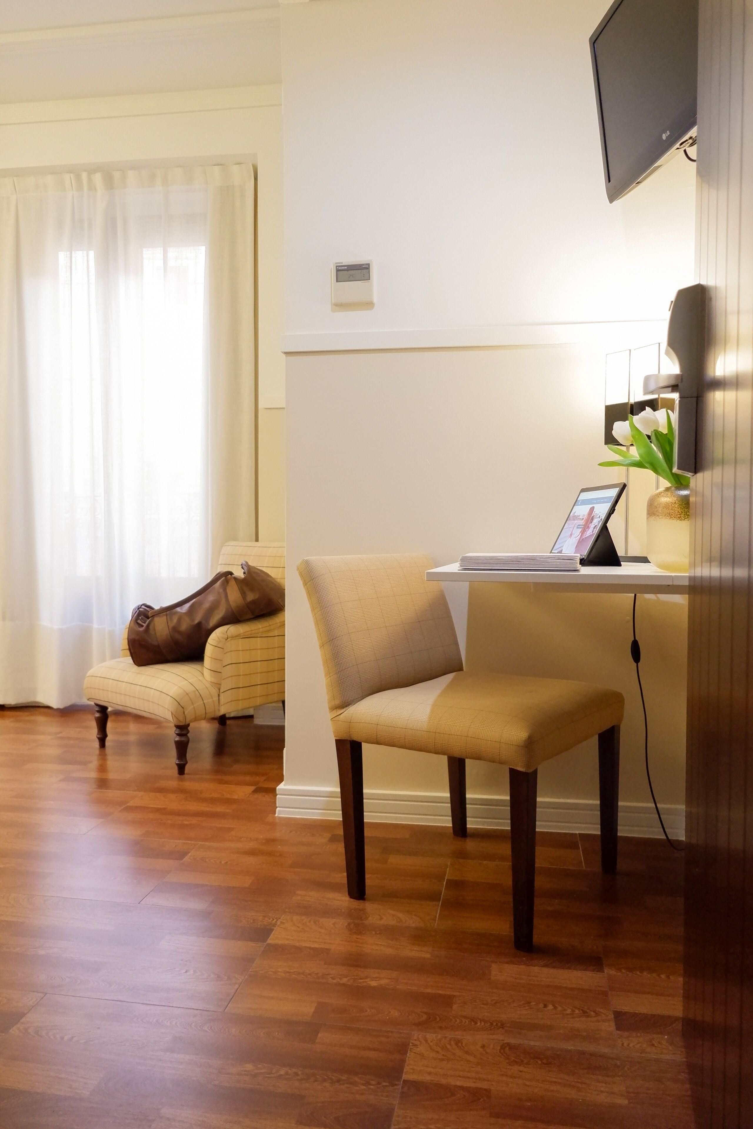 single room | 1 bedroom, minibar, in-room safe, desk