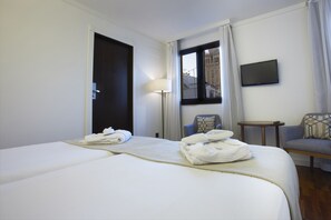 Superior Double Room | Minibar, in-room safe, desk, laptop workspace - U-Sense Sevilla Centro (Seville)