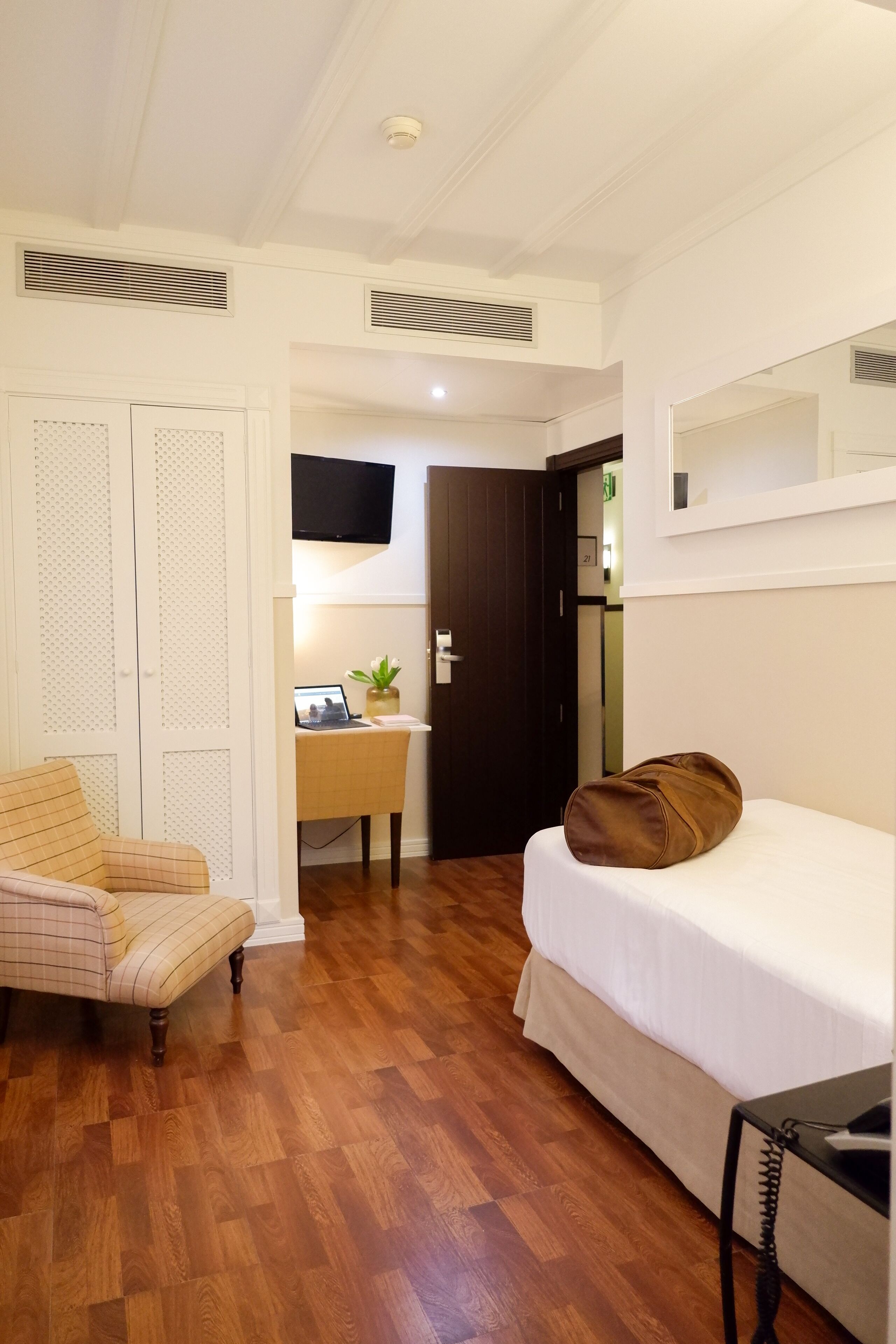 single room | 1 bedroom, minibar, in-room safe, desk