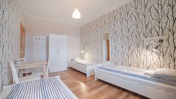 Habitación triple | Tabla de planchar con plancha, wifi gratis y ropa de cama