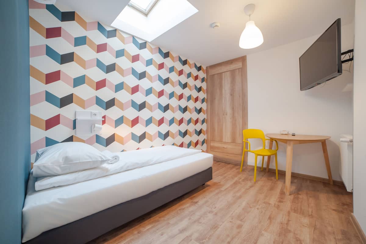Habitación individual | Tabla de planchar con plancha, wifi gratis y ropa de cama