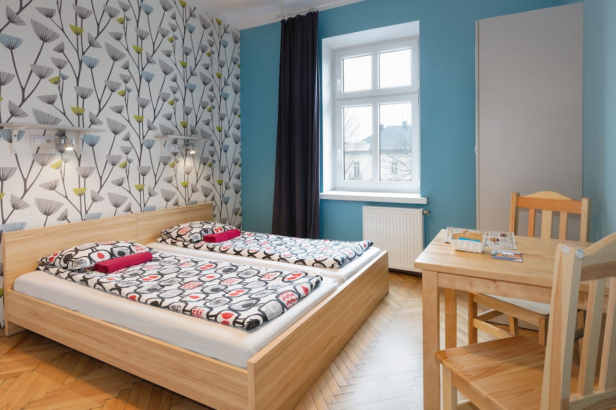 Tabla de planchar con plancha, wifi gratis y ropa de cama