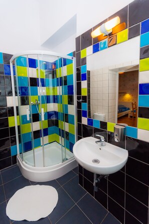 Twin Room, Private Bathroom | Bathroom | Towels - Hostel Atlantis (Kraków)