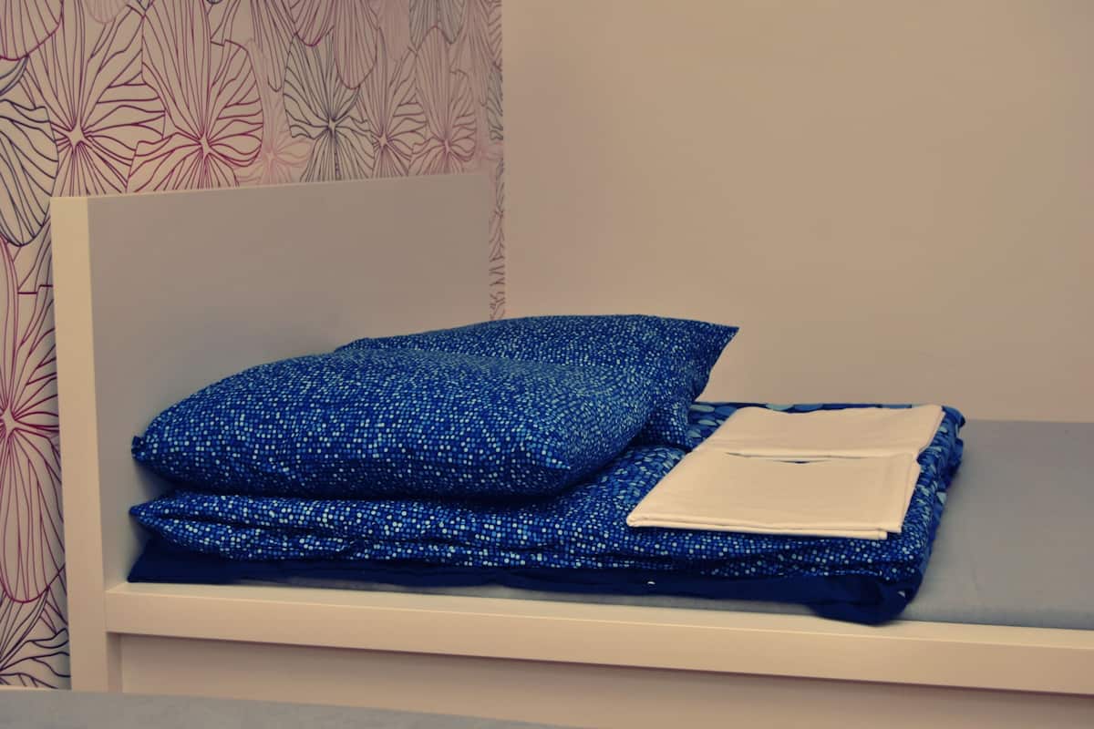 Tabla de planchar con plancha, wifi gratis y ropa de cama