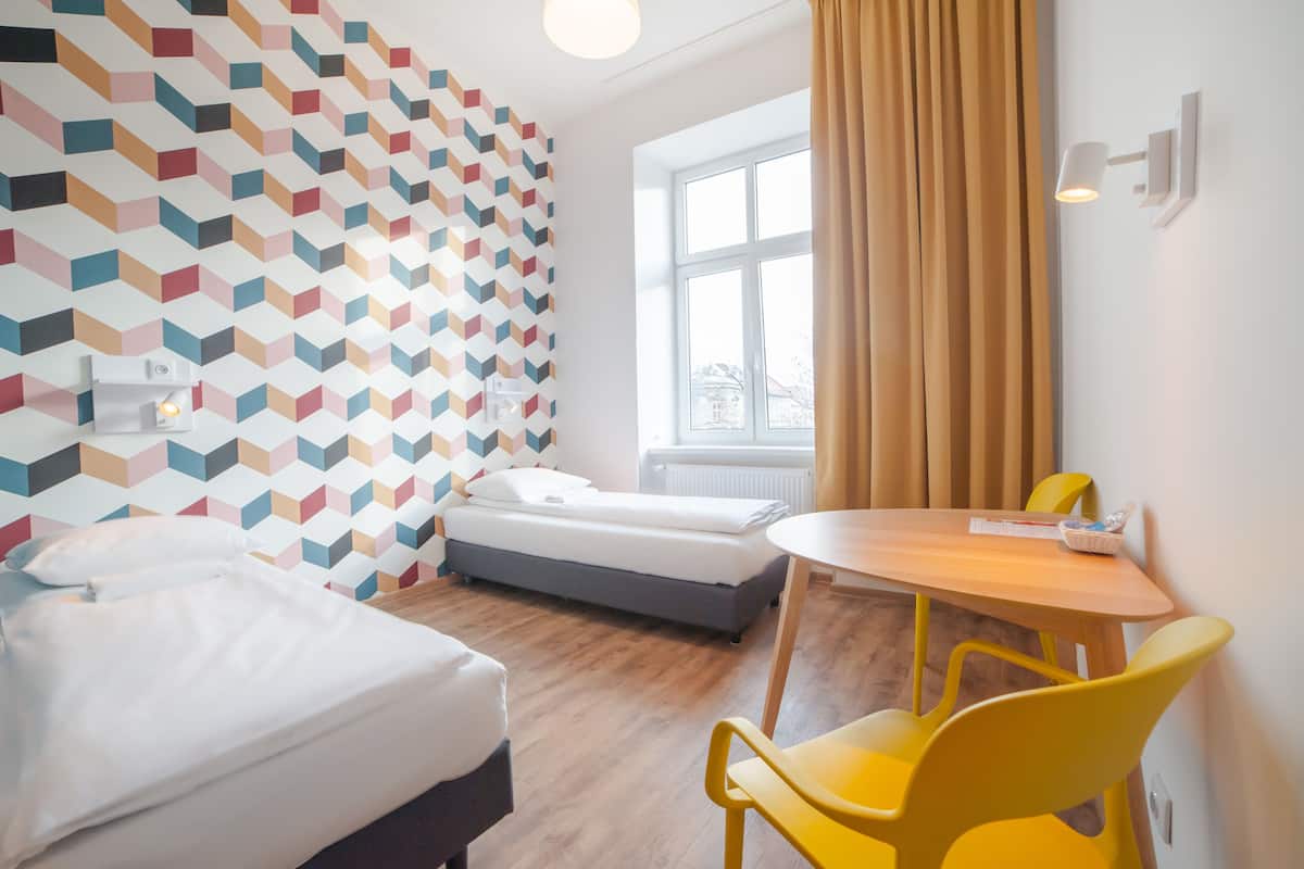 Habitación con 2 camas individuales, baño privado | Tabla de planchar con plancha, wifi gratis y ropa de cama