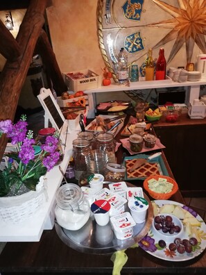 Daily buffet breakfast for a fee - B&B Corte di Re Artù (Lucca)