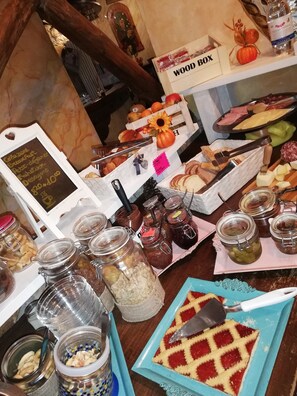 Bữa sáng buffet hàng ngày với phụ phí nhỏ 