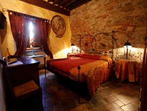 Minibar, individually decorated, free WiFi, bed sheets - B&B Corte di Re Artù (Lucca)