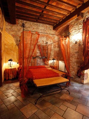 Minibar, individually decorated, free WiFi, bed sheets - B&B Corte di Re Artù (Lucca)