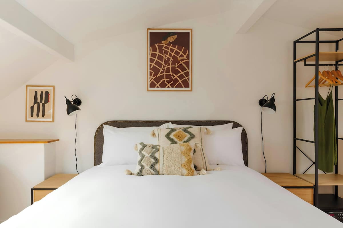 Desk, soundproofing, iron/ironing board, alarm clocks