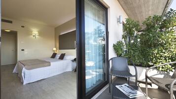 Copriletto in piuma, minibar, una cassaforte in camera, una scrivania