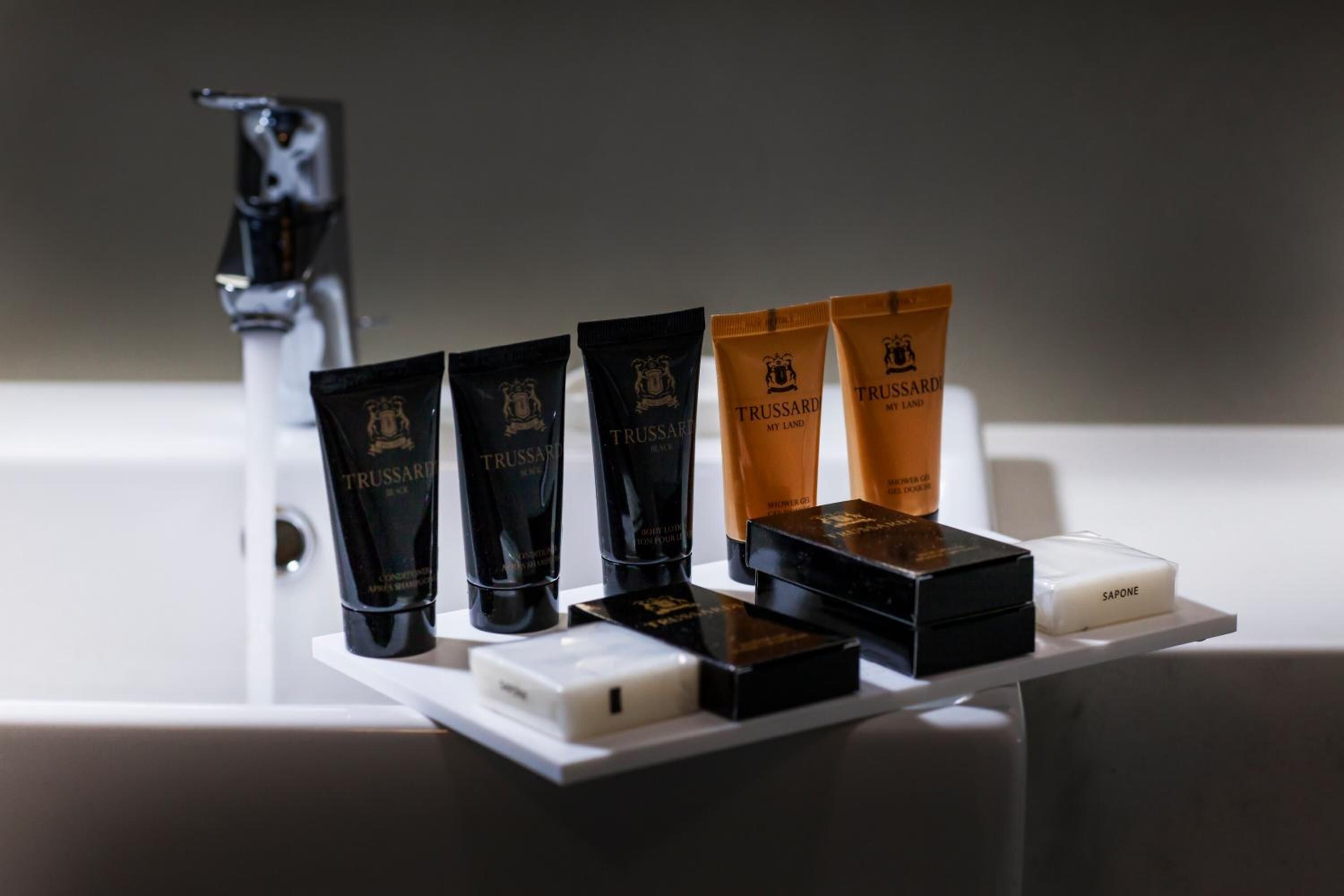 combined shower/bathtub, hair dryer, slippers, bidet