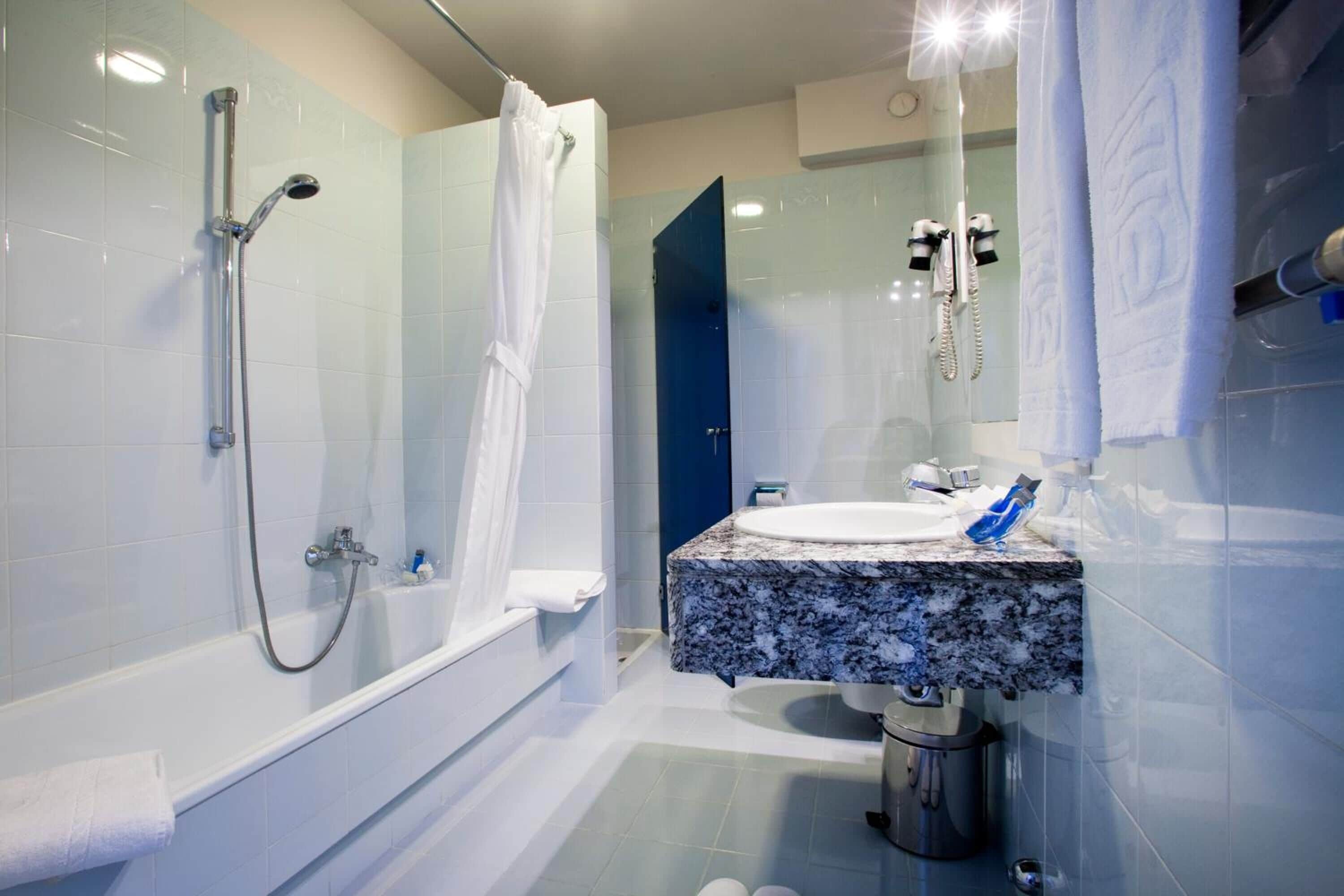 combined shower/bathtub, hair dryer, slippers, bidet