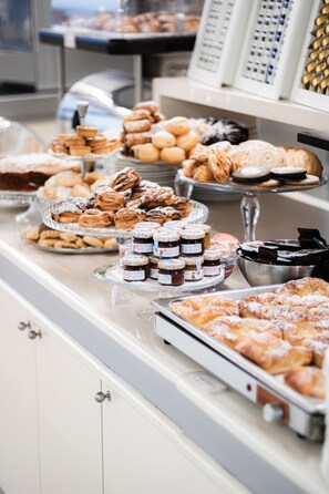 A buffet with various pastries and desserts. - Hotel Desenzano (Desenzano del Garda)
