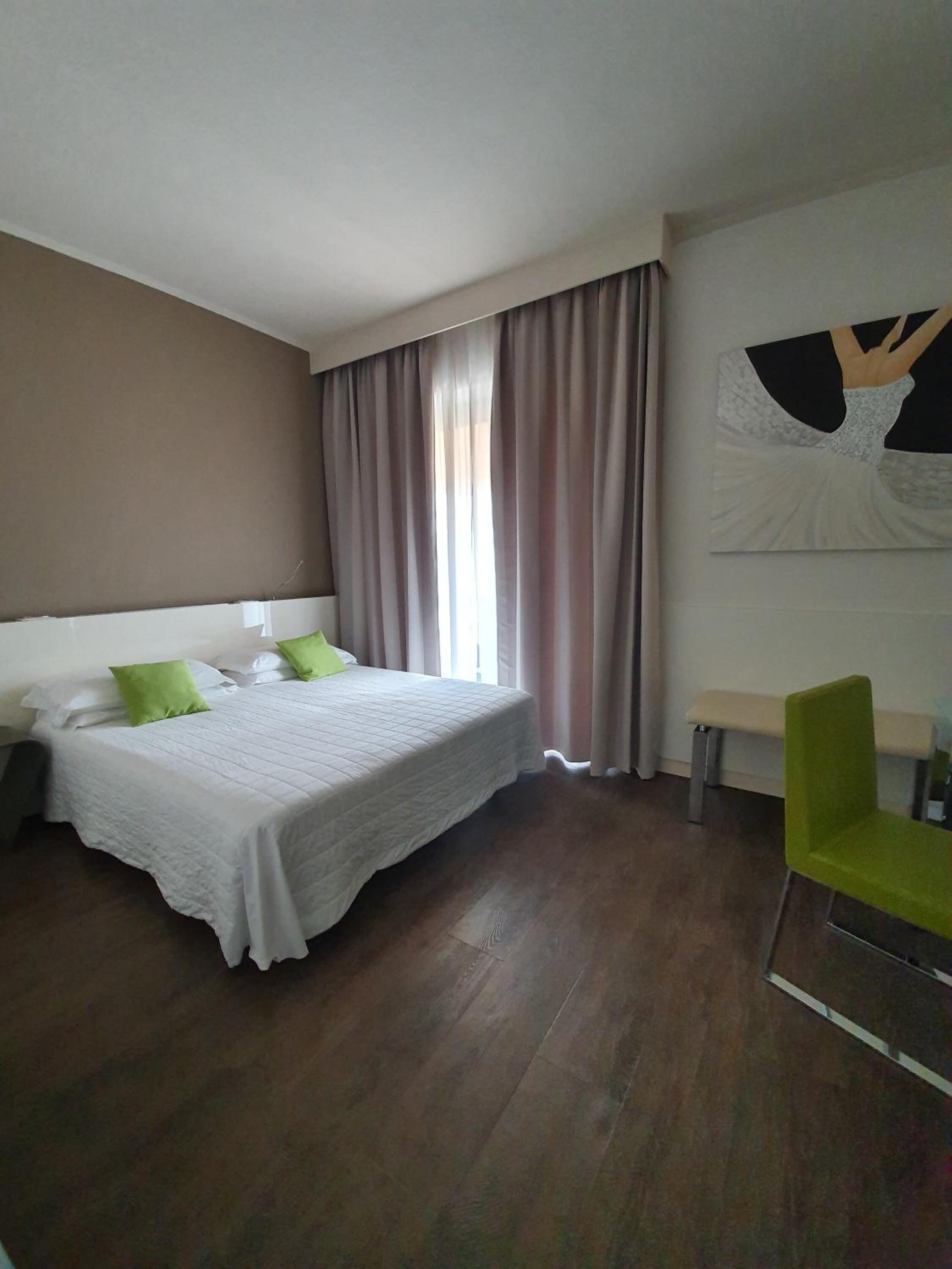 Edredons de pluma, frigobar, cofres nos quartos, escrivaninha