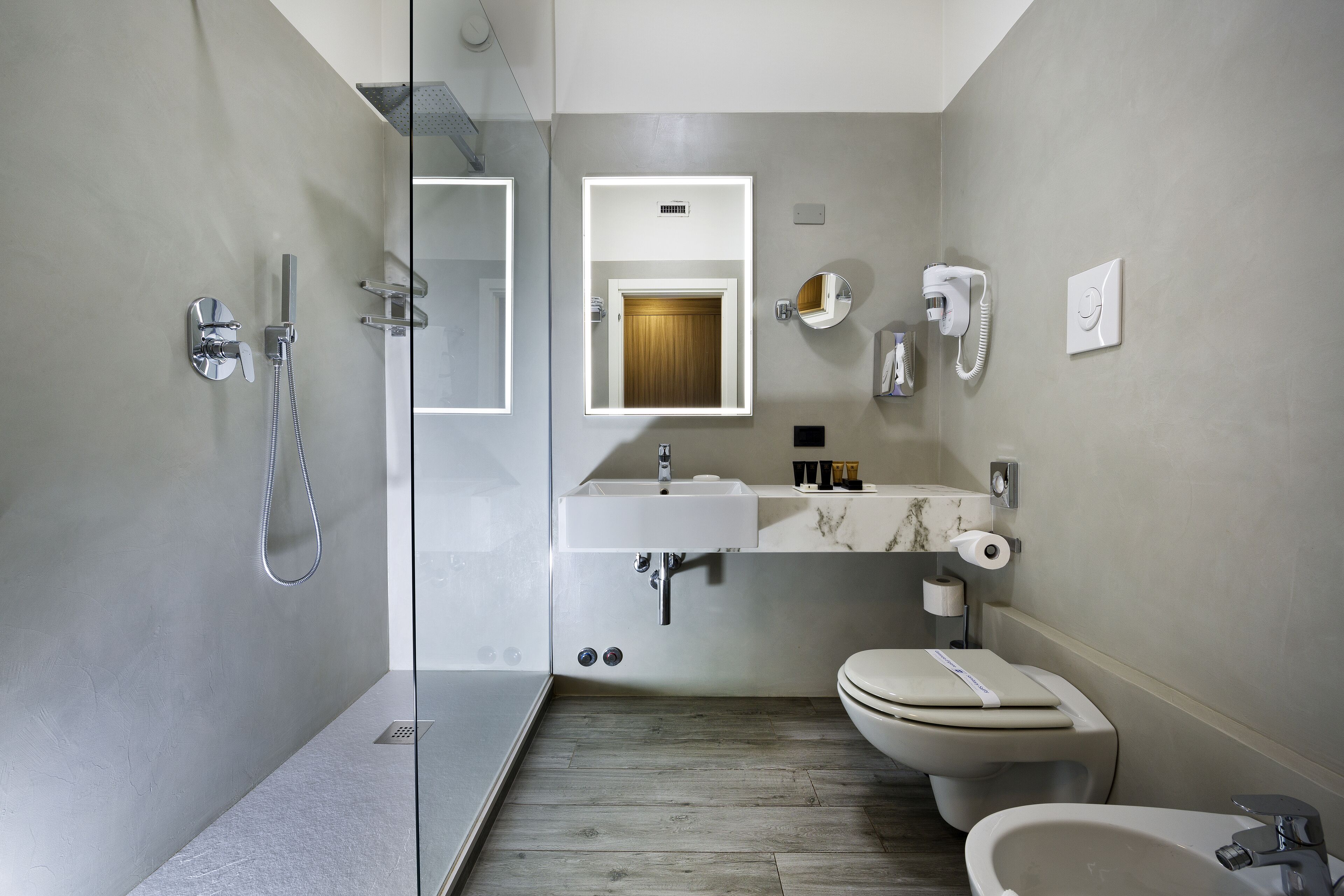 combined shower/bathtub, hair dryer, slippers, bidet