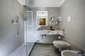 Combined shower/bathtub, hair dryer, slippers, bidet - Hotel Desenzano (Desenzano del Garda)