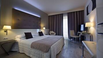 Copriletto in piuma, minibar, una cassaforte in camera, una scrivania