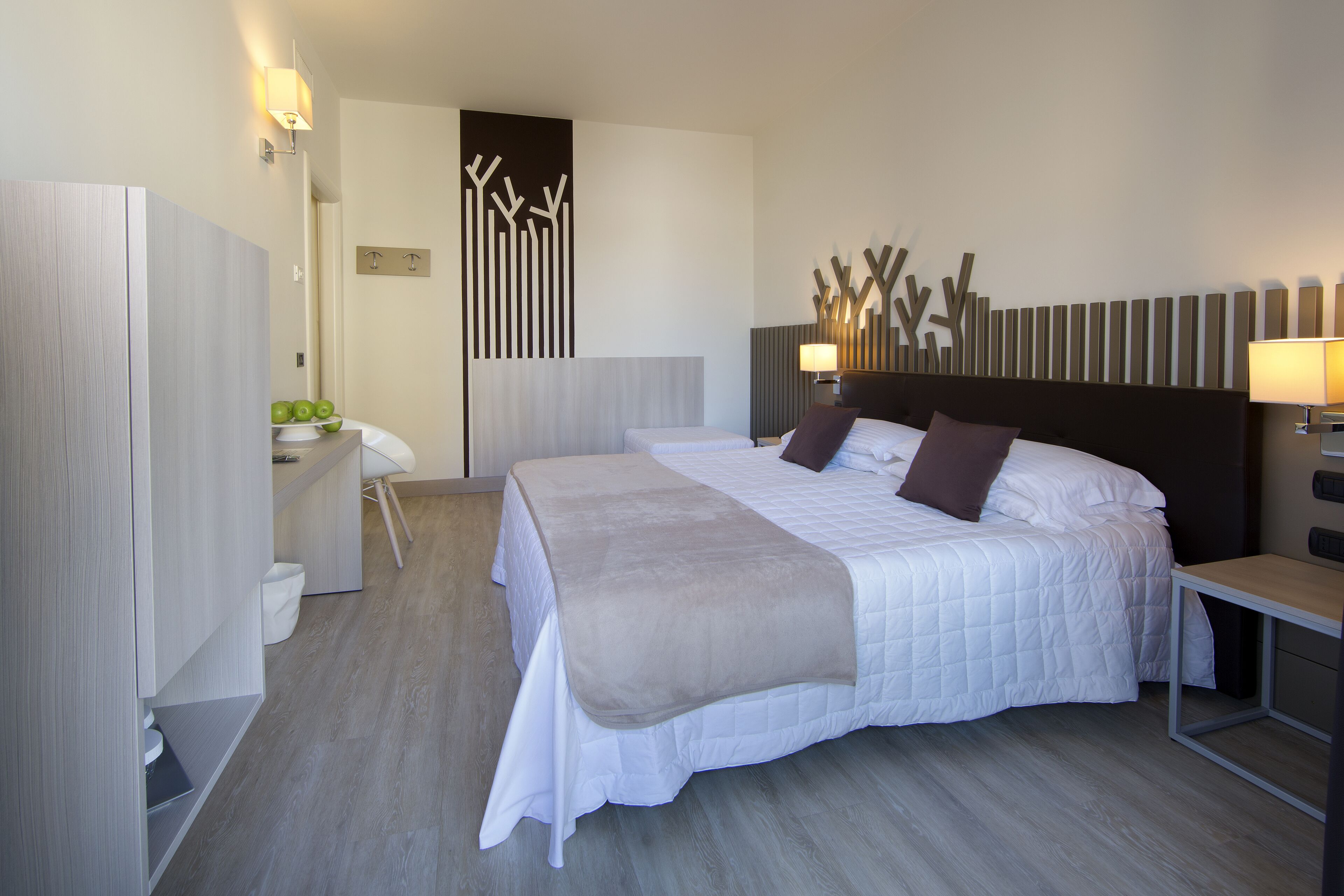 Edredons de pluma, frigobar, cofres nos quartos, escrivaninha