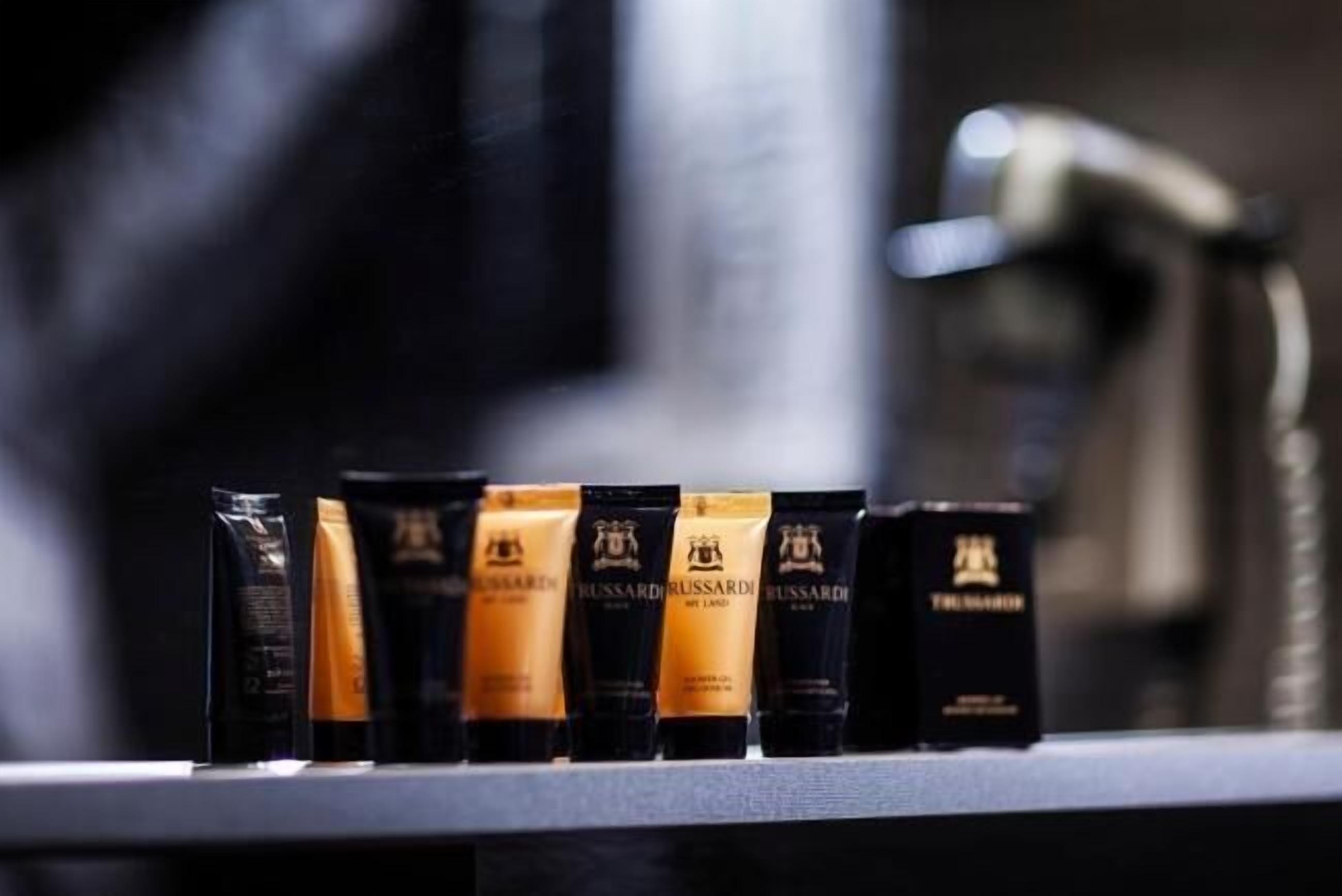 combined shower/bathtub, hair dryer, slippers, bidet