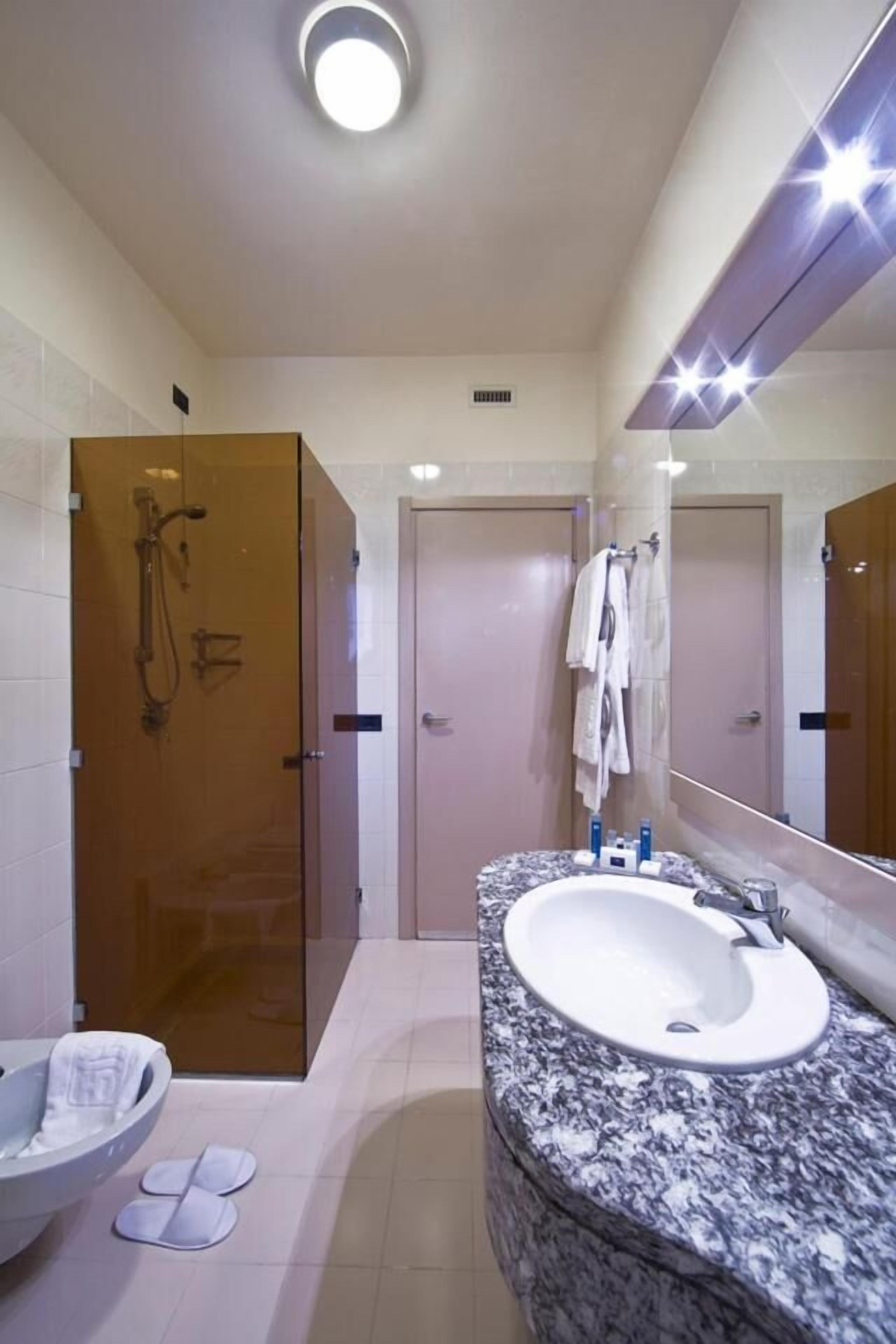 combined shower/bathtub, hair dryer, slippers, bidet