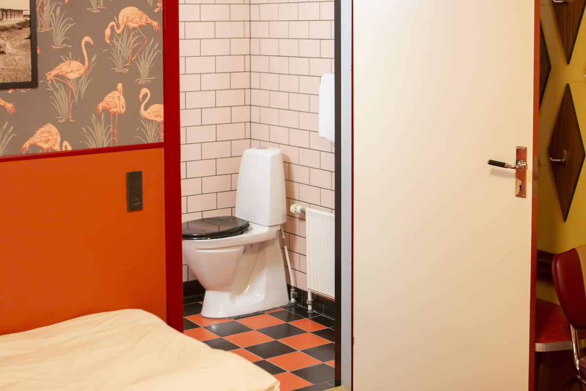 classic double or twin room, 1 double or 2 single beds, private bathroom | individually decorated, individually furnished, iron/ironing board