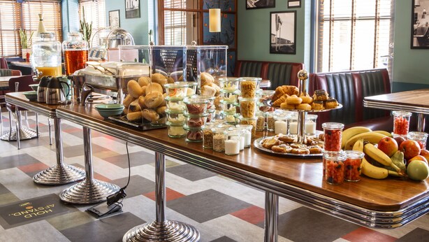 A buffet with various food items and beverages. - Wittrup Motel (Albertslund)