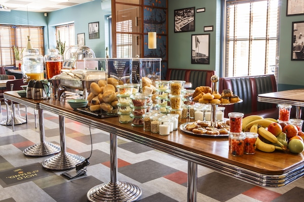 Sarapan bufet setiap hari (DKK 149 seorang)