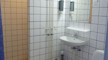Serviettes fournies, savon, papier toilette