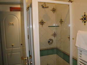 Standard-Doppelzimmer | Dusche im Bad