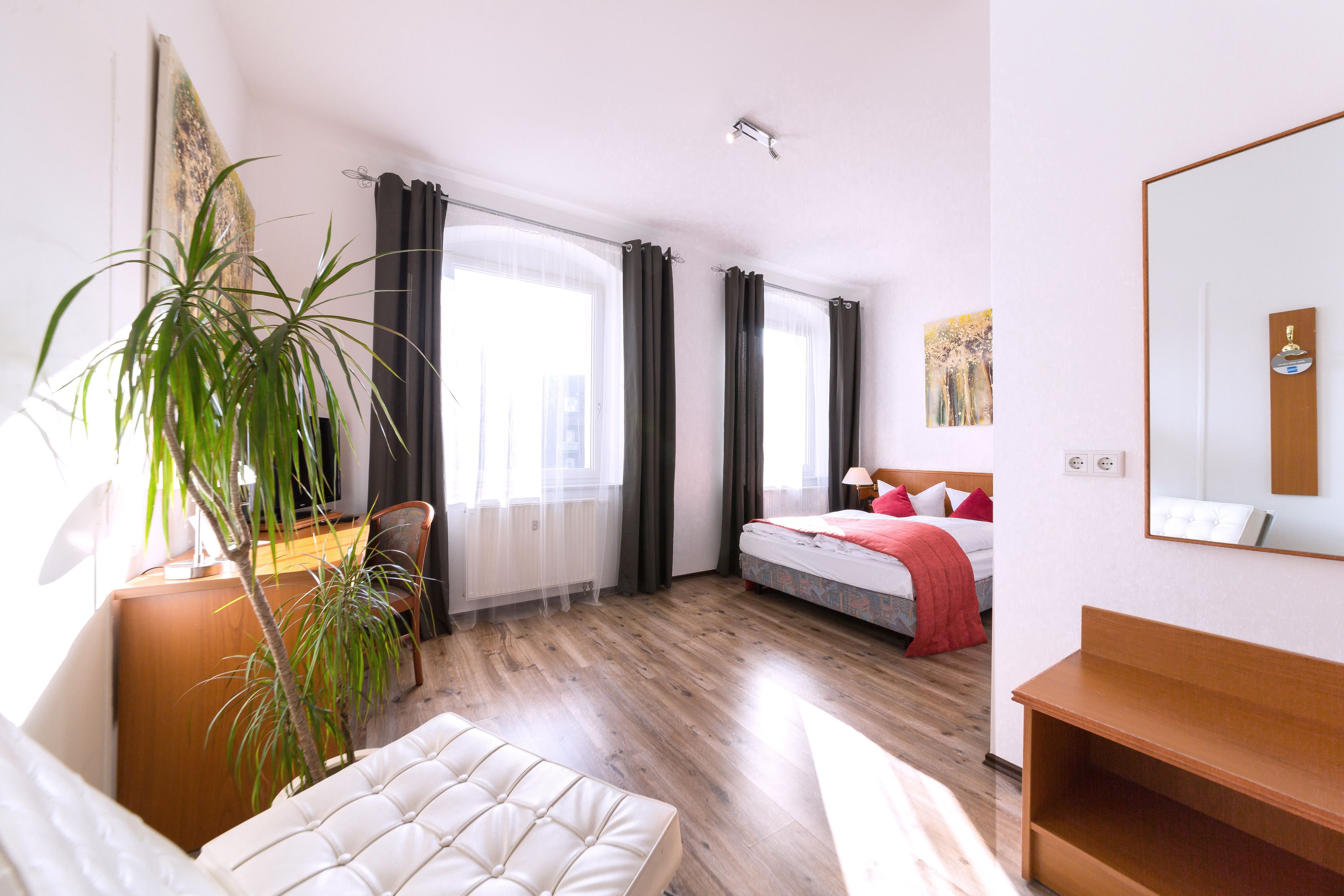 double room | egyptian cotton sheets, hypo-allergenic bedding, desk, laptop workspace