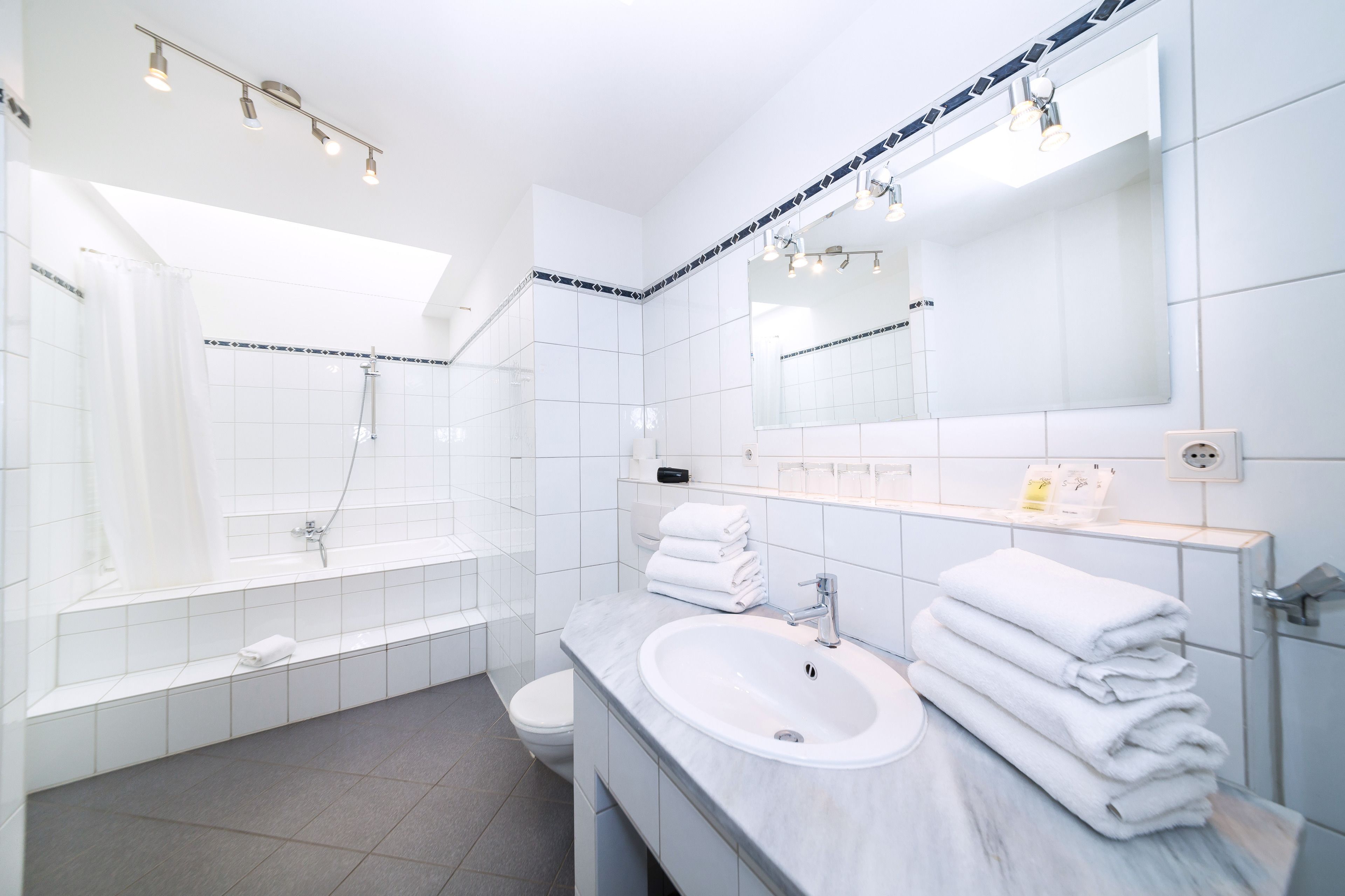 penthouse with kitchenette and roof terrace | bathroom | shower, free toiletries, hair dryer, towels