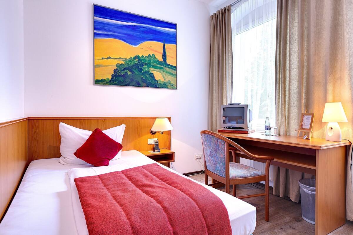 Single Room | Egyptian cotton sheets, hypo-allergenic bedding, desk, laptop workspace