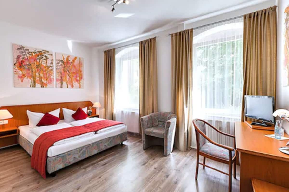 double room | egyptian cotton sheets, hypo-allergenic bedding, desk, laptop workspace