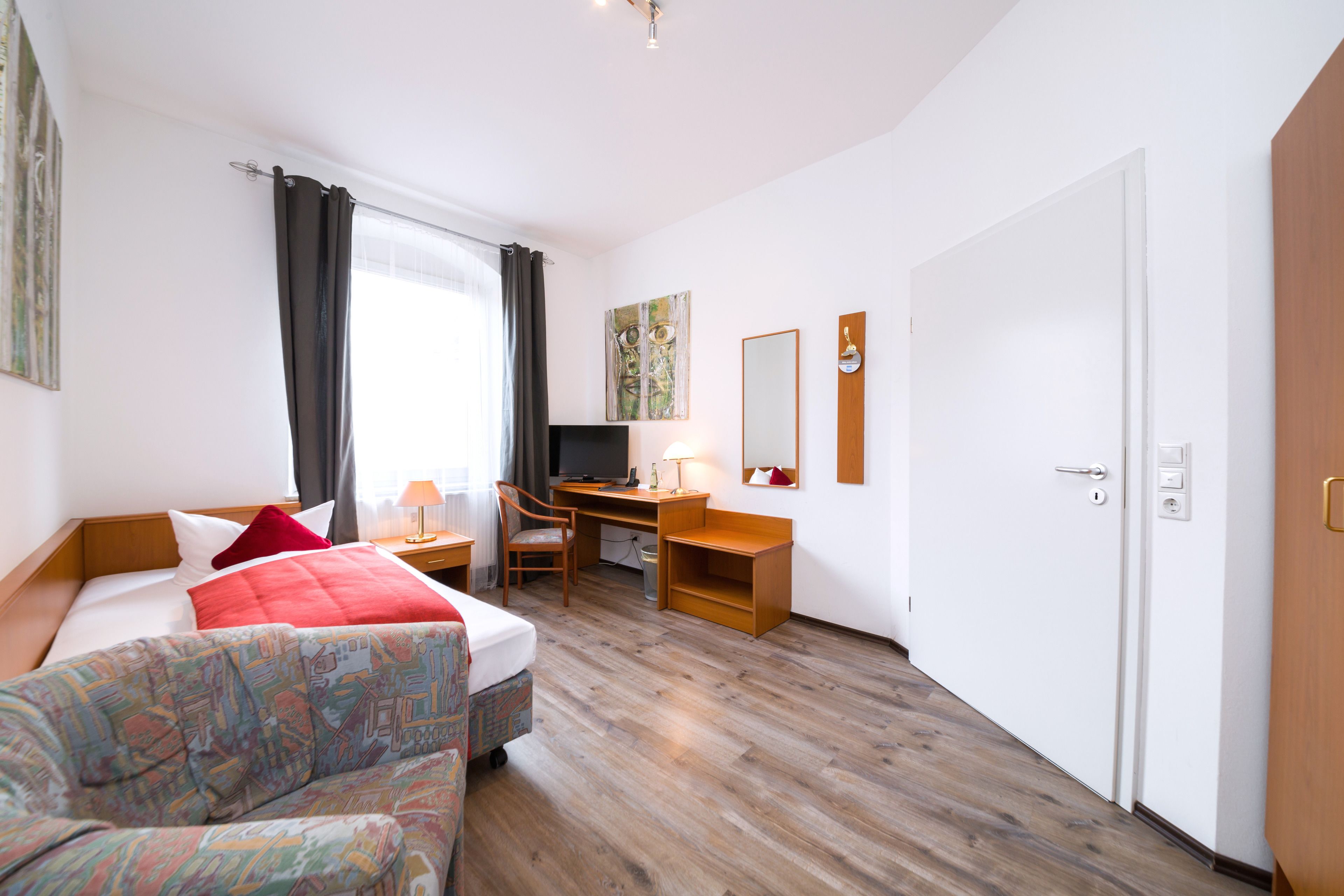 single room | egyptian cotton sheets, hypo-allergenic bedding, desk, laptop workspace