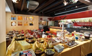 每日供应自助式早餐（每人 EUR 12）