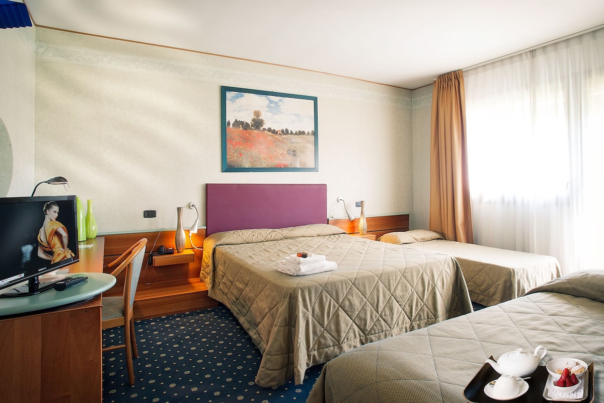 Escritorio, insonorización, wifi gratis y ropa de cama