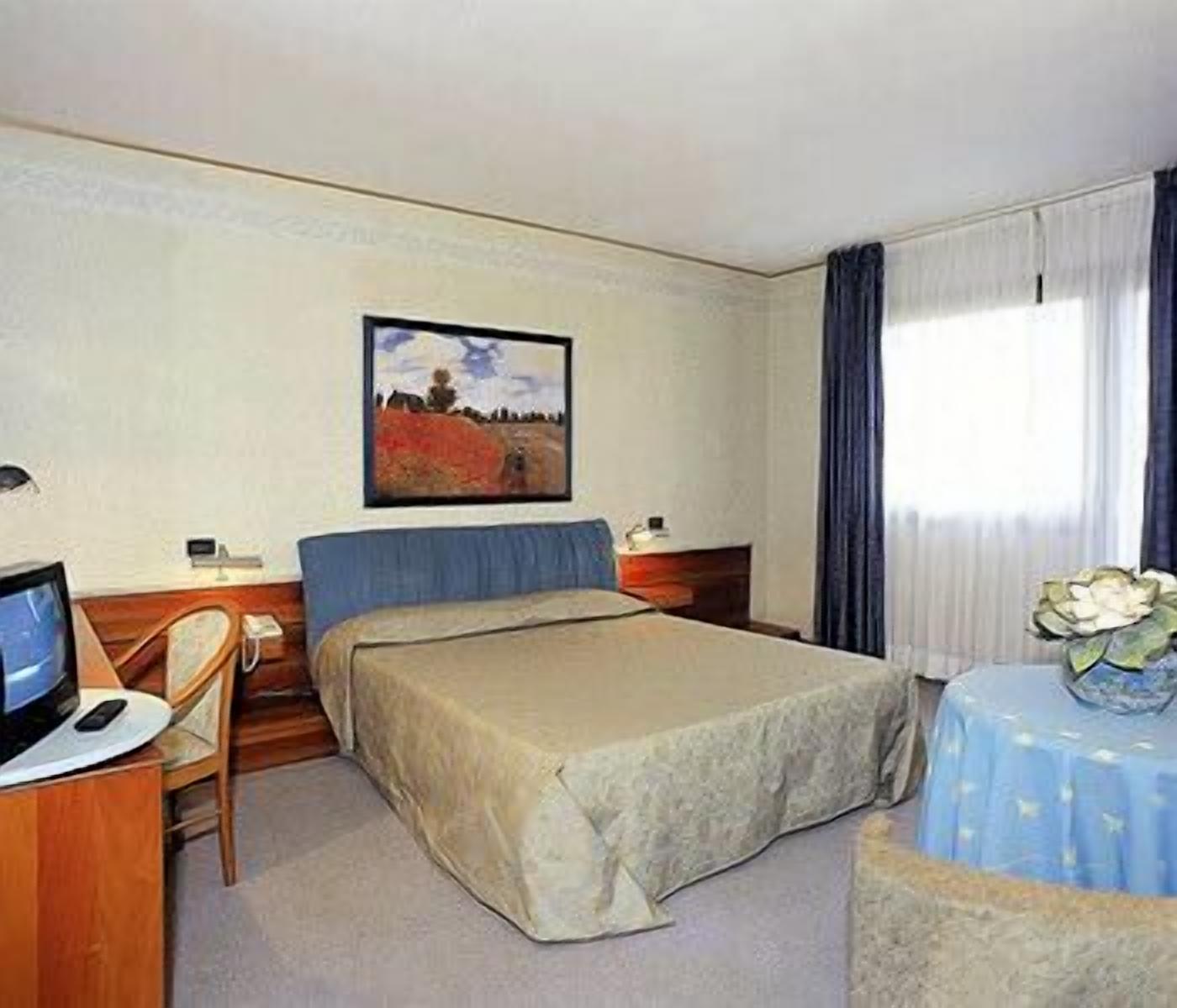 desk, soundproofing, free wifi, bed sheets