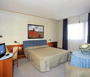 Een bureau, geluiddichte muren, gratis wifi, beddengoed