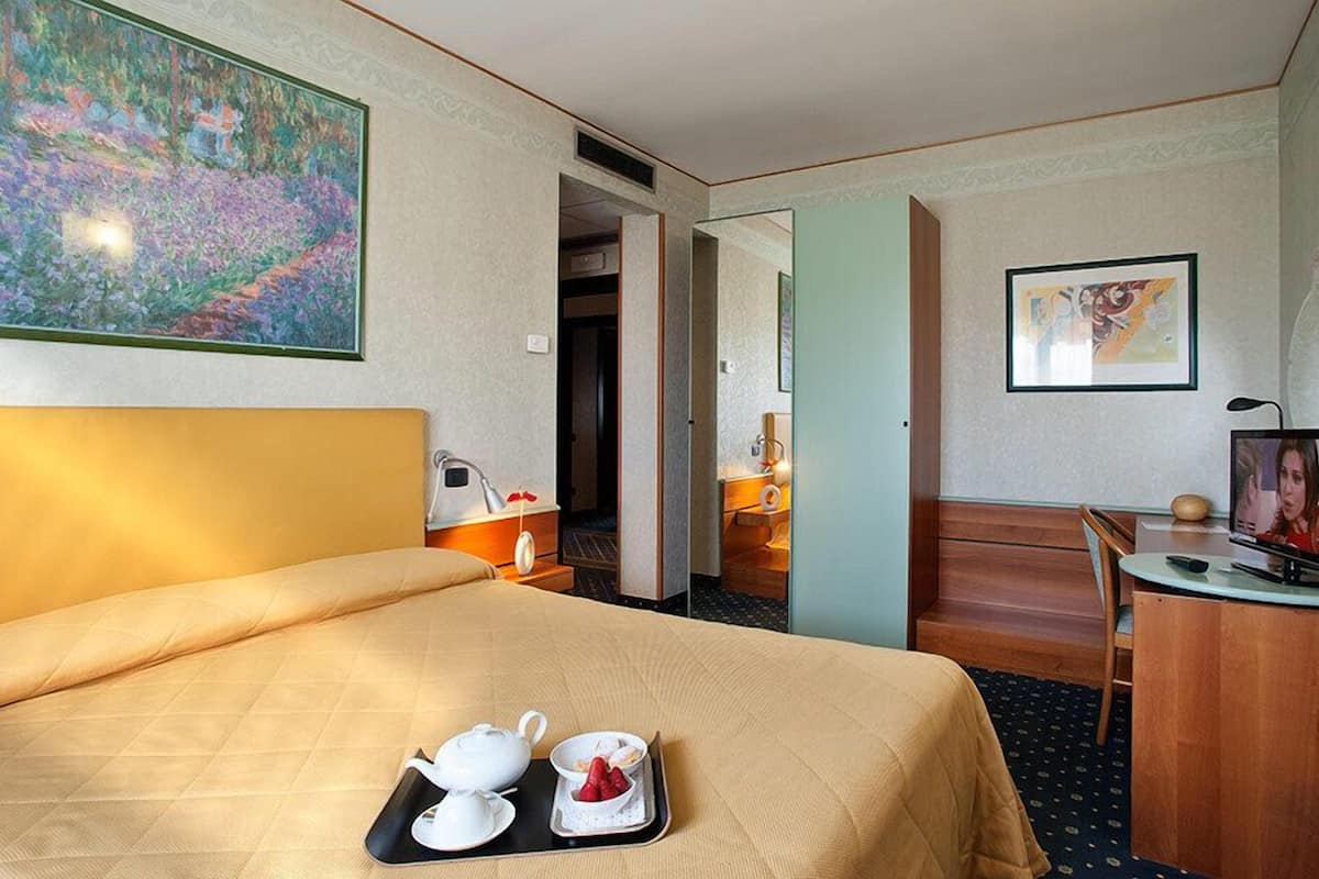 desk, soundproofing, free wifi, bed sheets