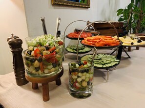 每日供应自助式早餐(每人 EUR 10.00)